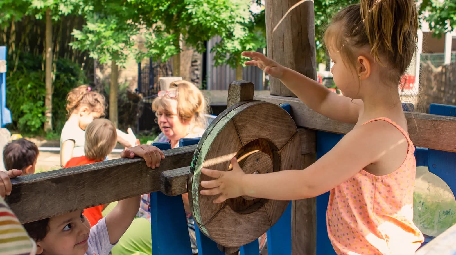 Kinderen spelen in de tuin bij peuteropvang 't Egeltje, Kind&co ludens