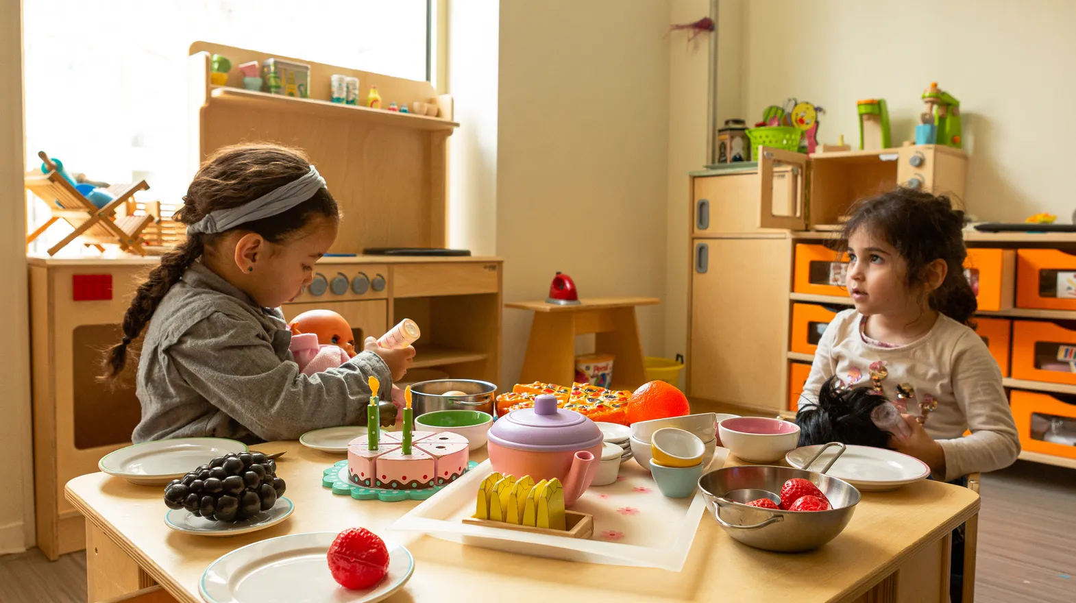 Kinderen van de peuteropvang spelen samen in de huishoek bij kinderopvang Kind&co ludens