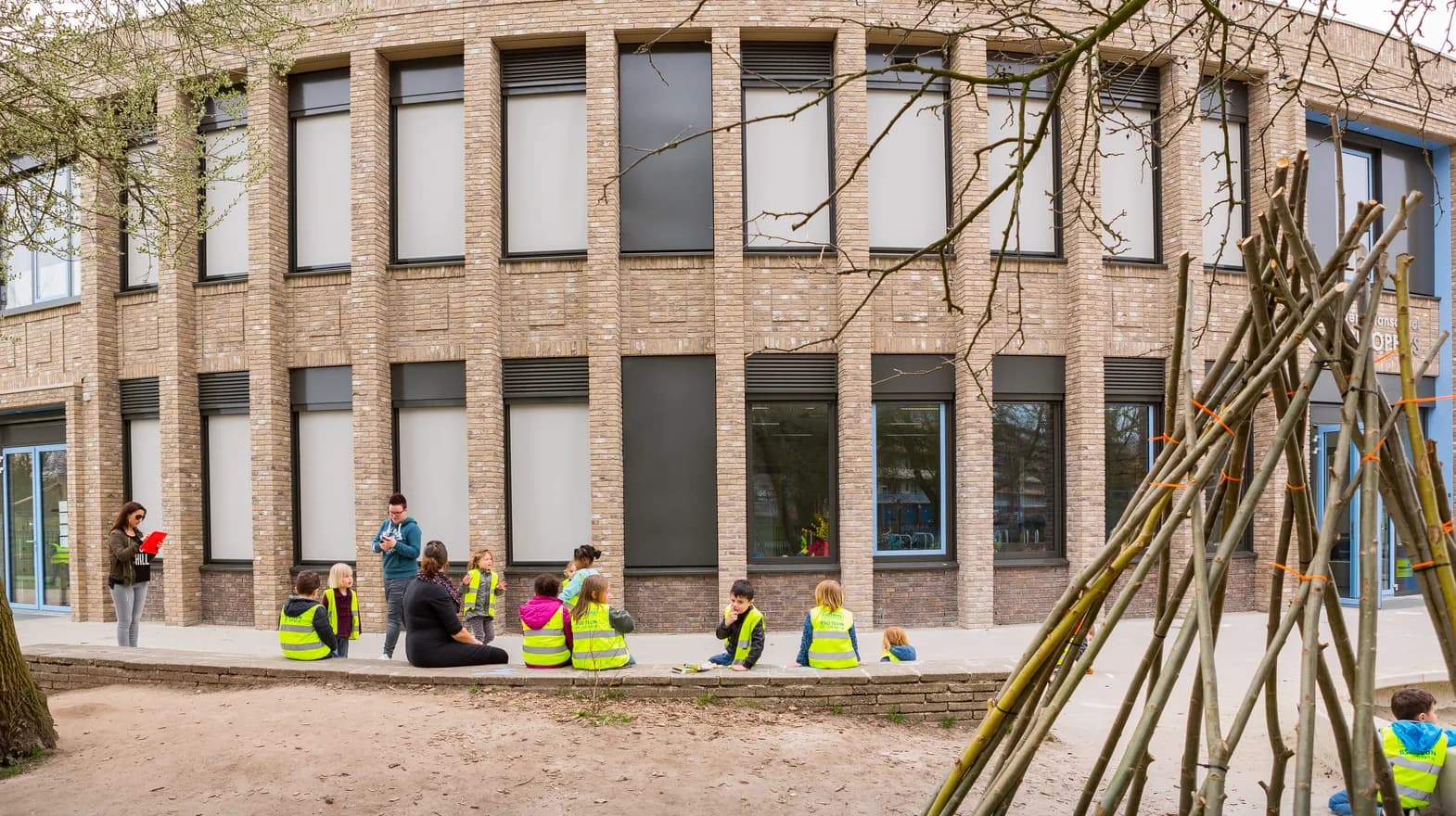 Kinderen voor het gebouw bij BSO Utrecht Teun van kinderopvang Kind&co ludens