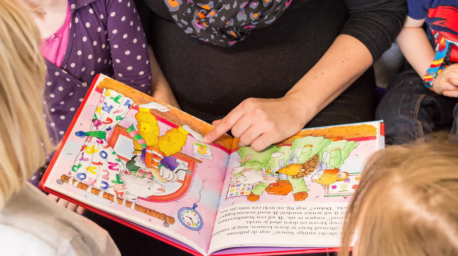 Kinderen worden voorgelezen bij BSO Utrecht Teun van kinderopvang Kind&co ludens