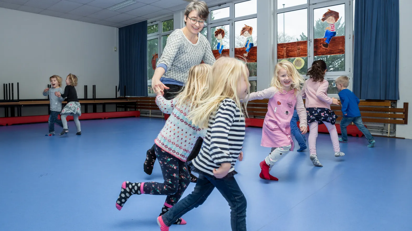 Kinderen van de BSO sporten samen in de gymzaal bij kinderopvang Kind&co ludens