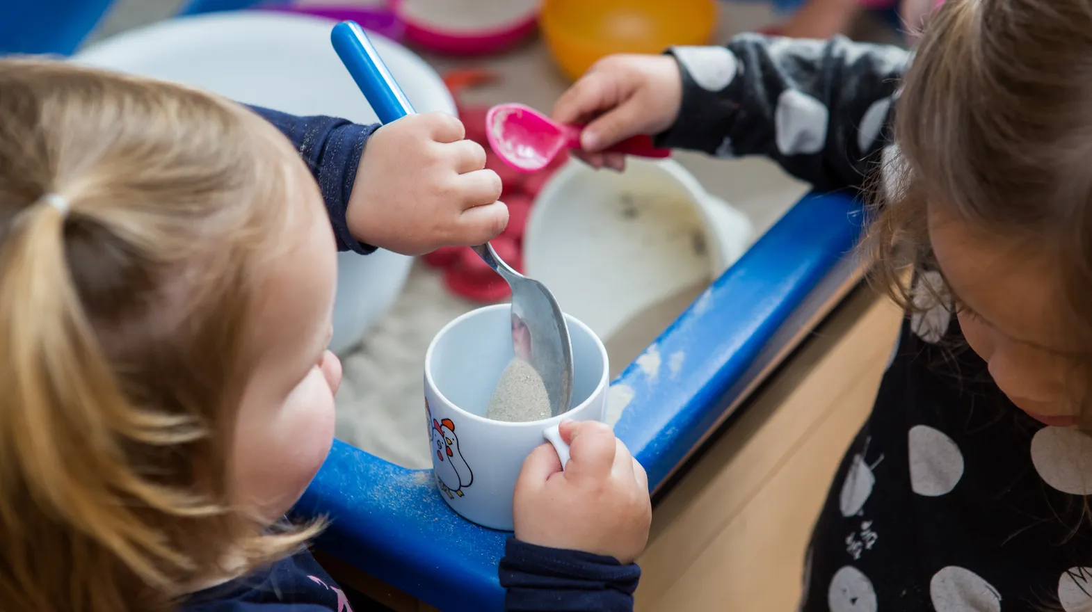 Kinderen spelen in de zandbak bij KDV Utrecht Villa Kakelbont van kinderopvang Kind&co ludens