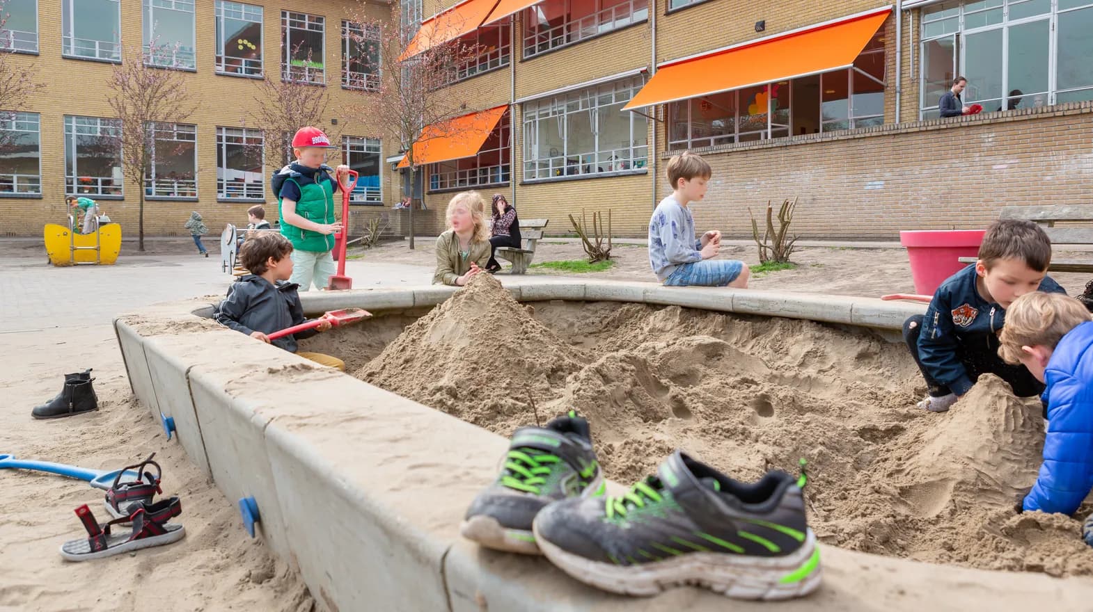 Kinderen spelen in de zandbak bij BSO Utrecht Homerus van kinderopvang Kind&co ludens