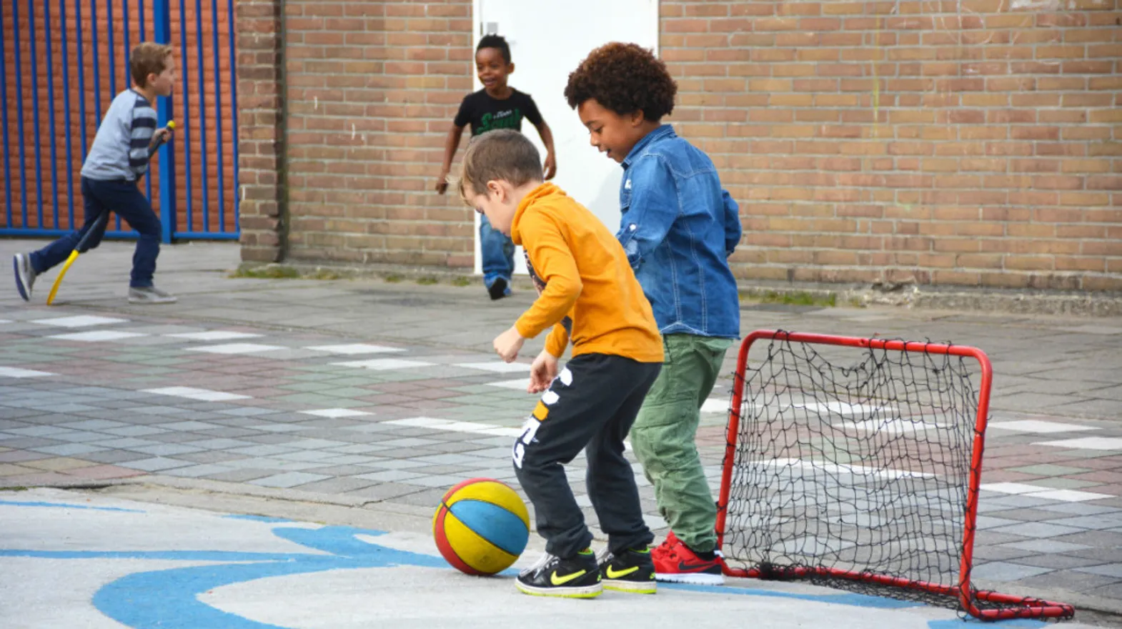 Kinderen spelen buiten bij buitenschoolse opvang Octopus, kinderopvang Kind&co Ludens