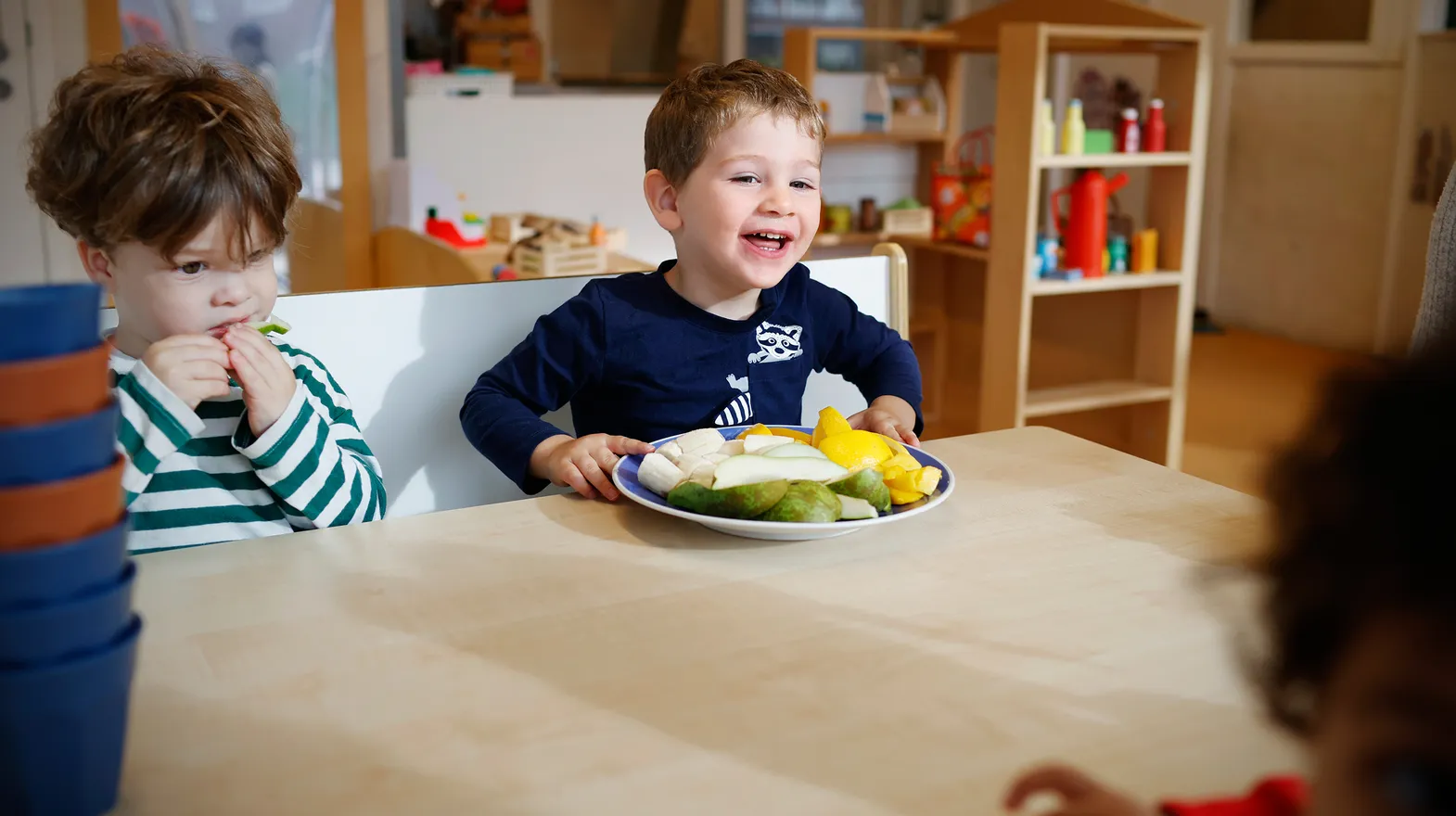 Kinderen gaan samen eten bij kinderopvang Kind&co ludens
