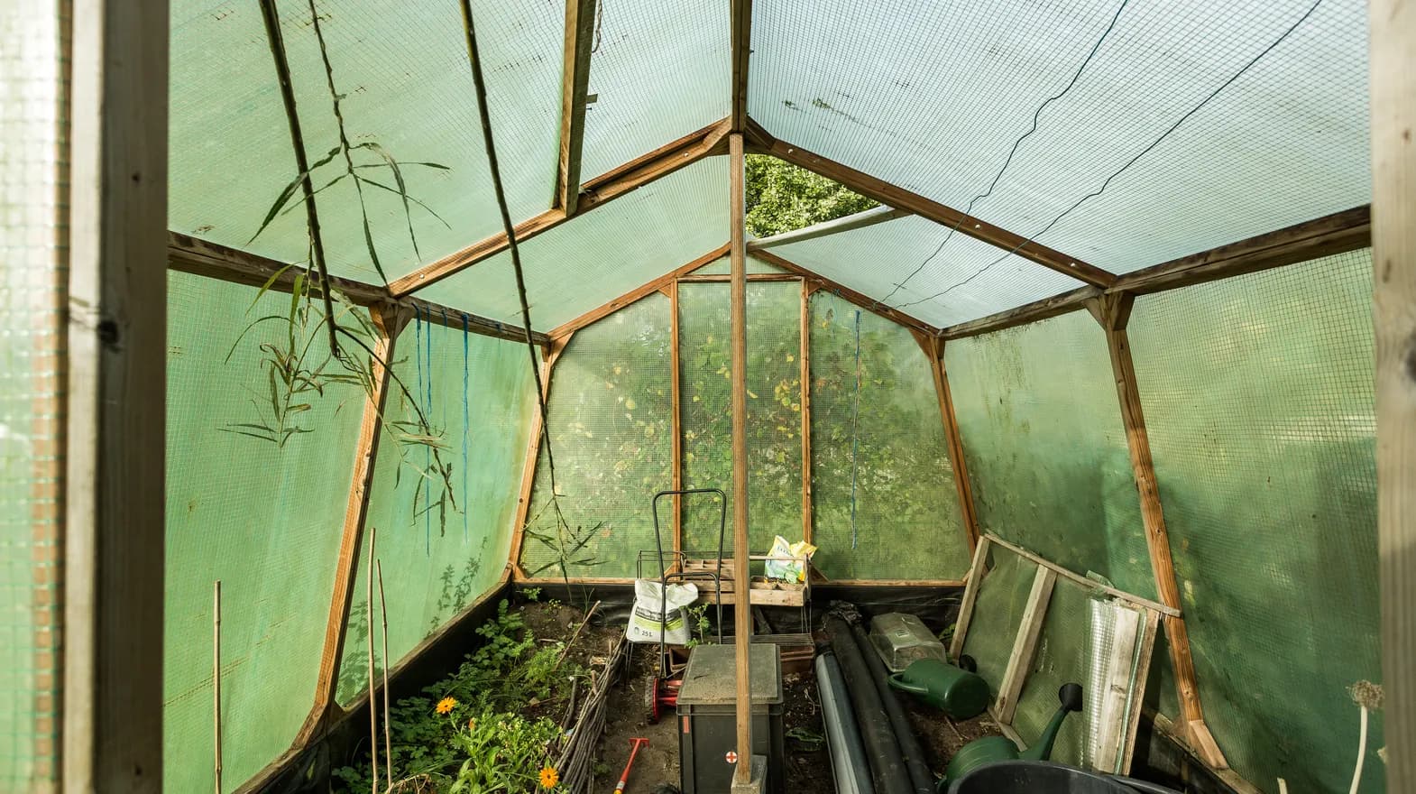 Kas in de moestuin bij BSO Utrecht het Fort van kinderopvang Kind&co ludens