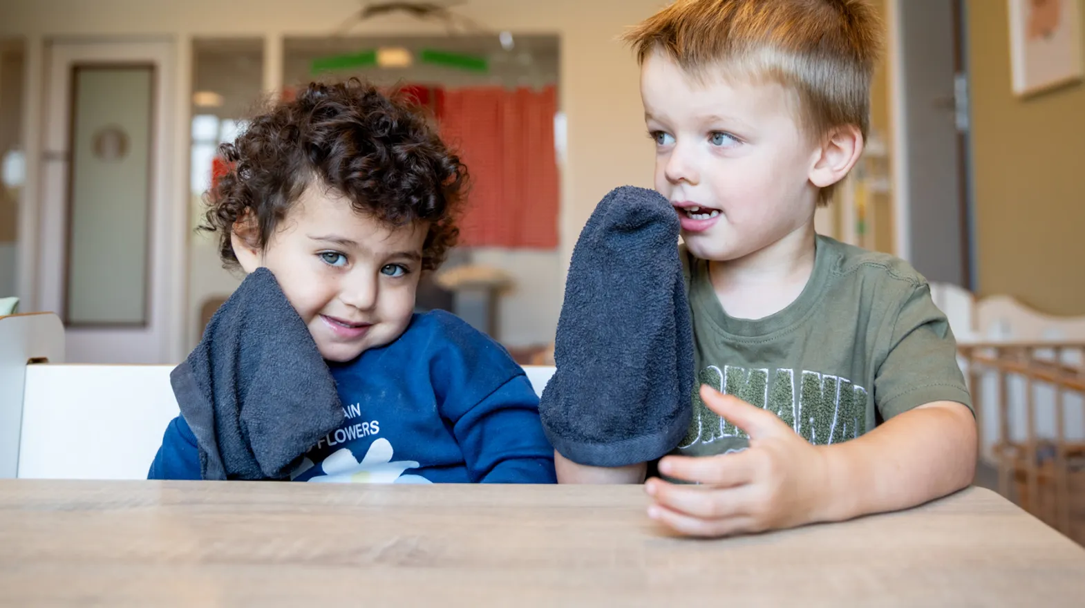 Kinderen wassen zelf hun gezicht met washand bij kinderopvang Kind&co ludens