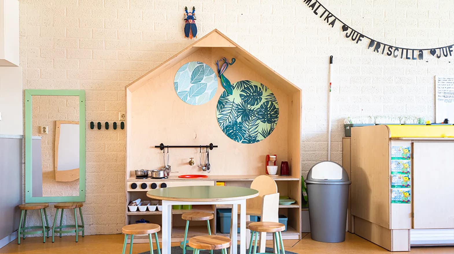 Speelkeuken met zitje bij Peuteropvang Waddinxveen KAS van kinderopvang Kind&co ludens