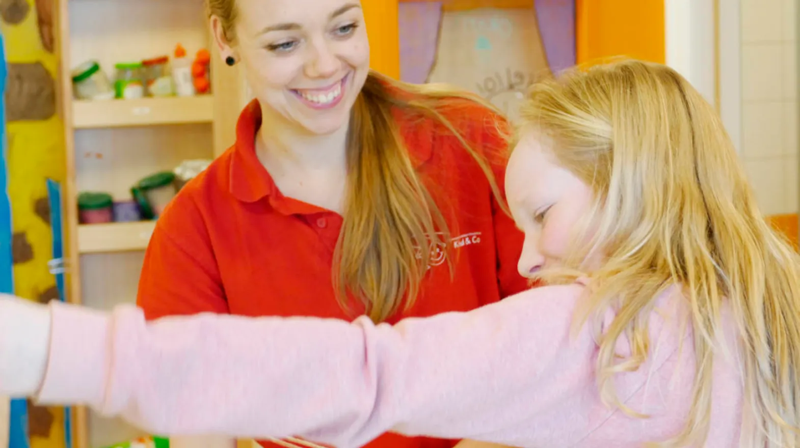 Kind samen met pedagogisch medewerker bij BSO Blitskikkers Bunnik van kinderopvang Kind&co ludens