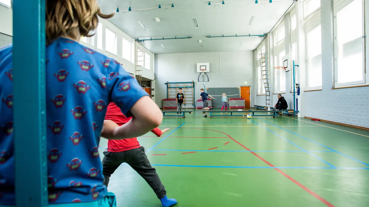 Kinderen sporten in de gymzaal bij buitenschoolse opvang Maanvis, kinderopvang Kind&co Ludens