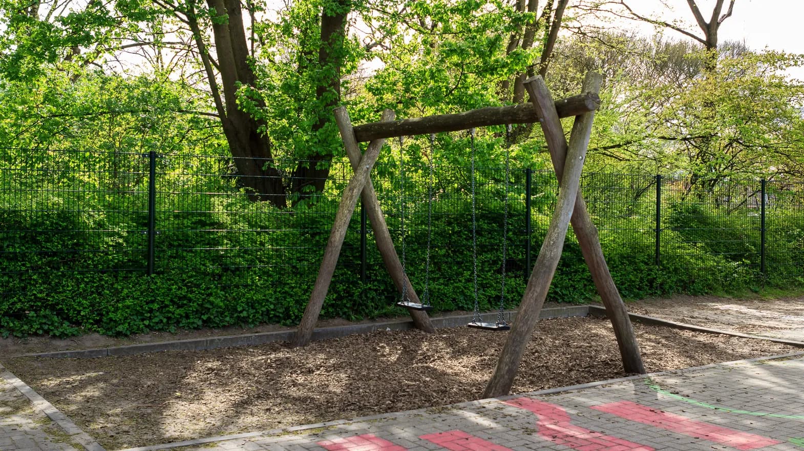 Buitenruimte met speeltoestel bij BSO Utrecht Eigenwijs van kinderopvang Kind&co ludens