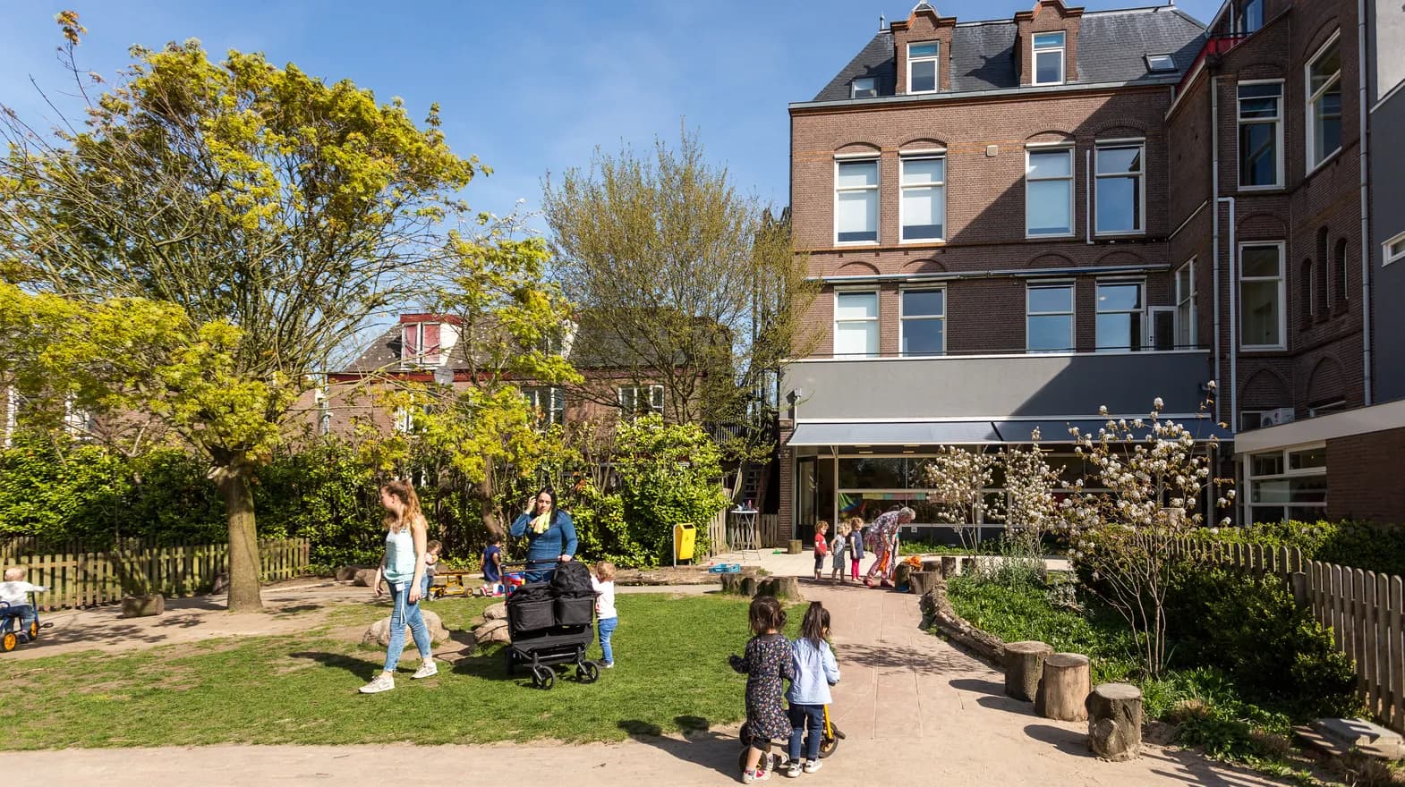 Kinderen spelen in de tuin van kinderdagverblijf Klavertje, kinderopvang Kind&co ludens