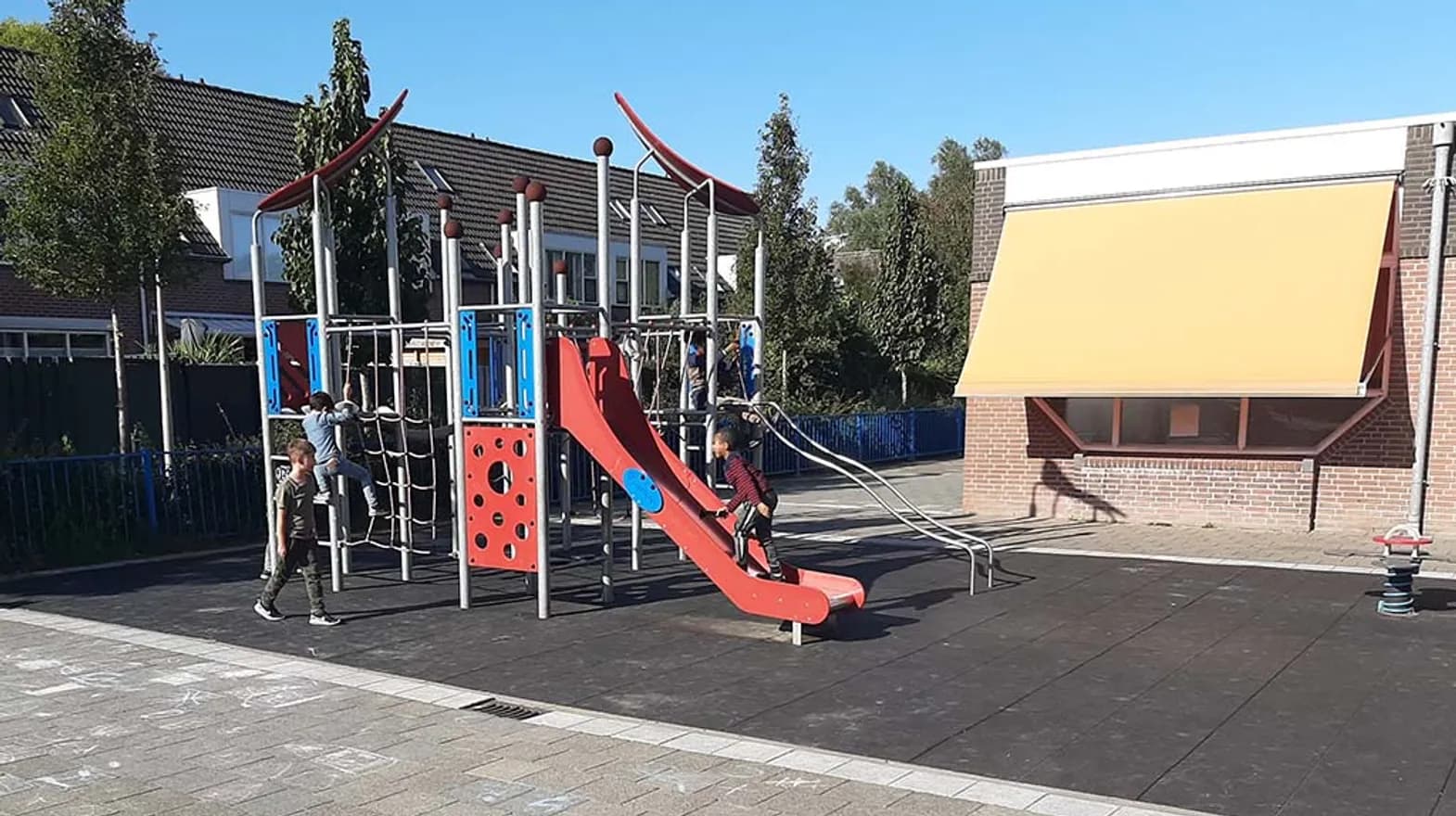 Buitenruimte met speeltoestel bij BSO Atelier Diemen van kinderopvang Kind&co ludens