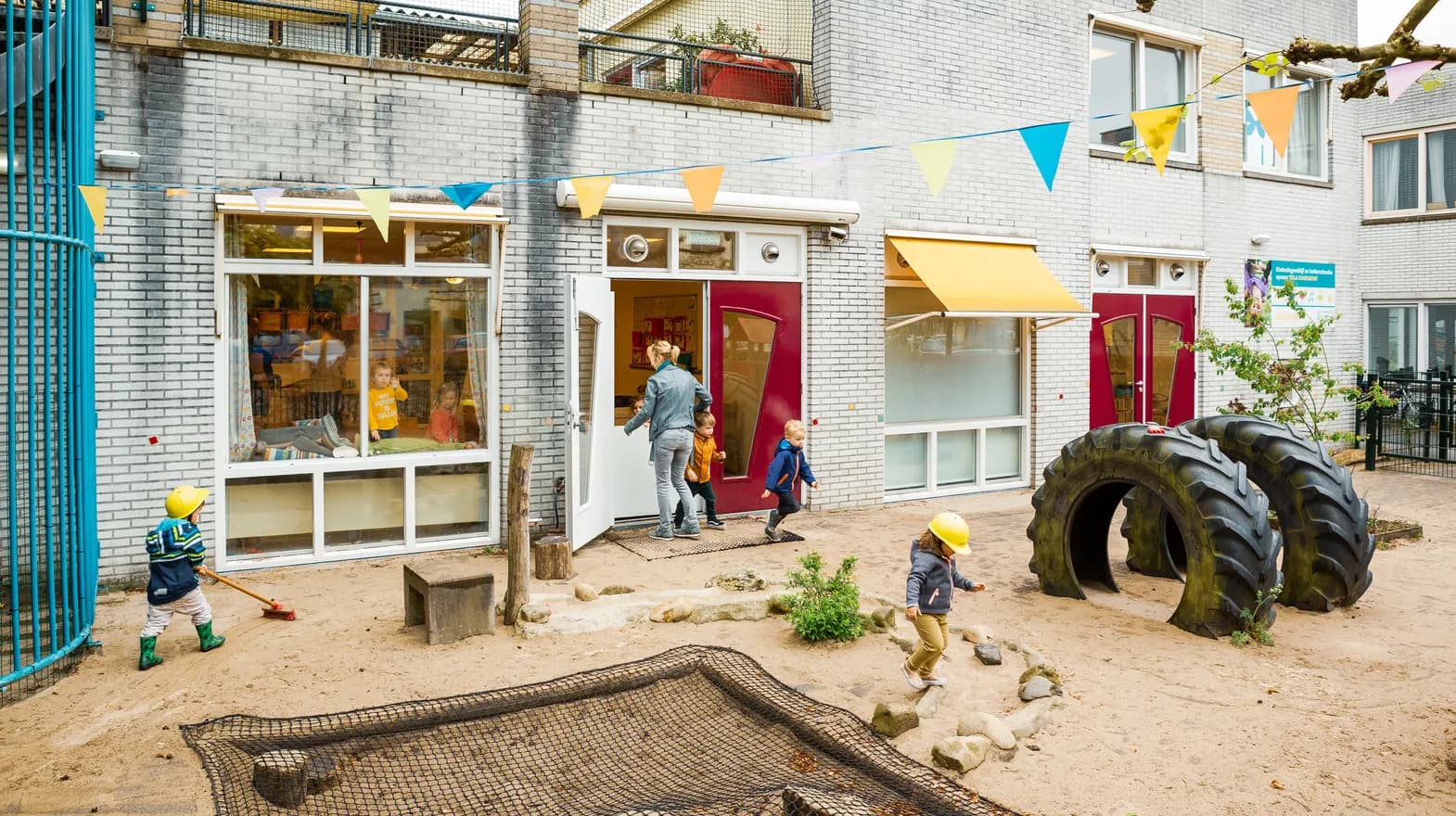 Kinderen spelen buiten bij kinderdagverblijf Villa Kakelbont, kinderopvang Kind&co ludens
