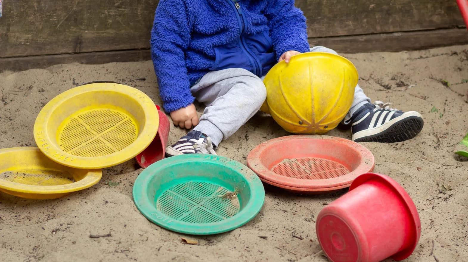 Zandzeefjes liggen in zandbak bij kinderdagverblijf 't Elfenbankje, kinderopvang Kind&co ludens