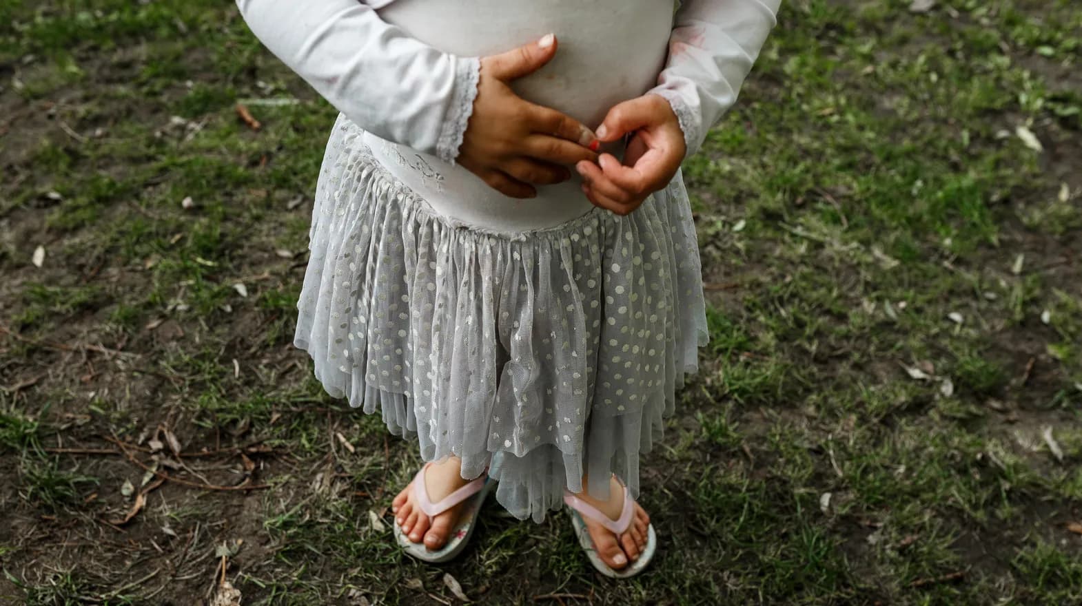 Kind staat in de tuin van kinderdagverblijf Lunetten, kinderopvang Kind&co ludens
