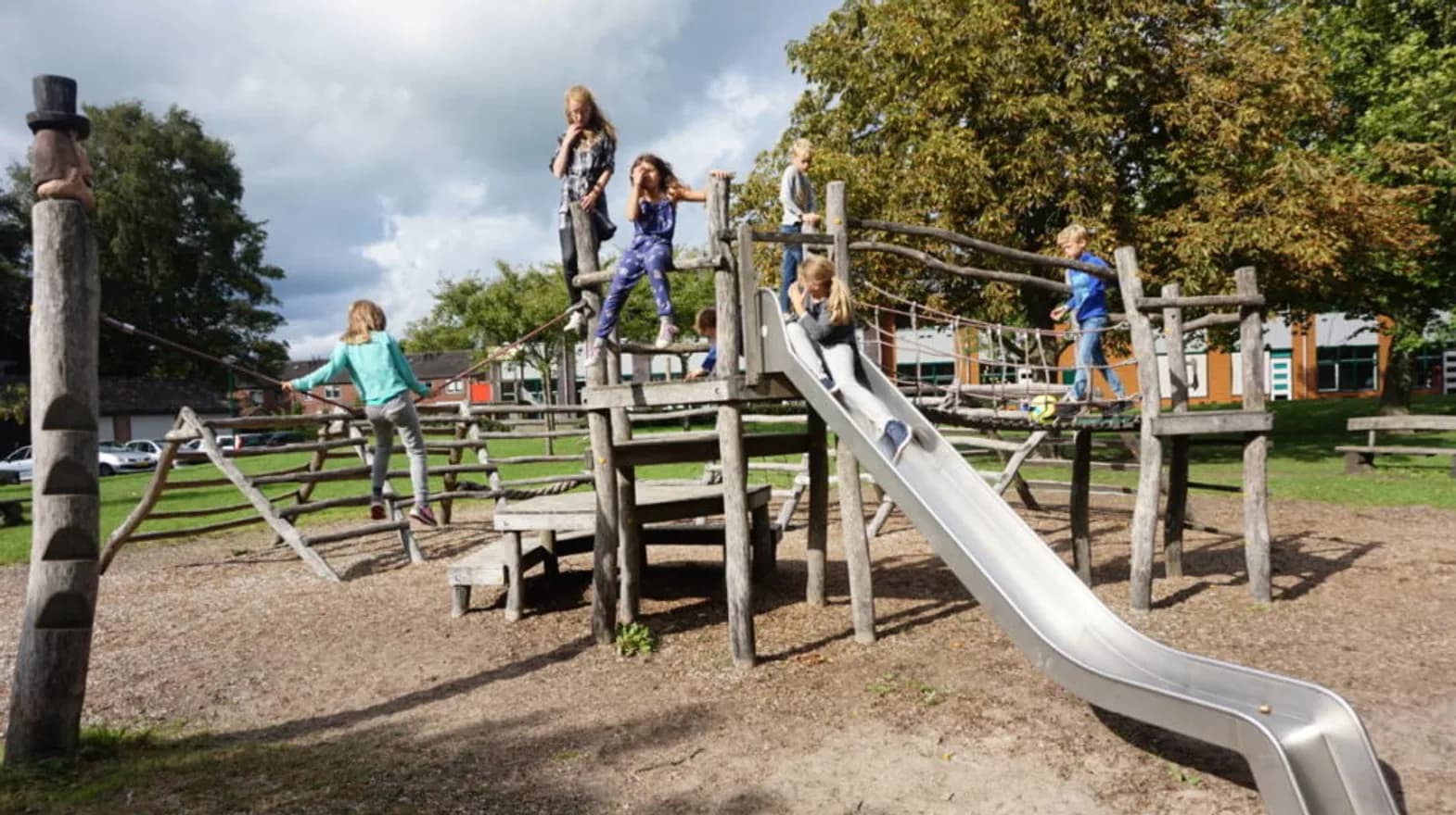Spelen en klimmen in de speeltuin bij buitenschoolse opvang Ridderhof, kinderopvang Kind&co ludens