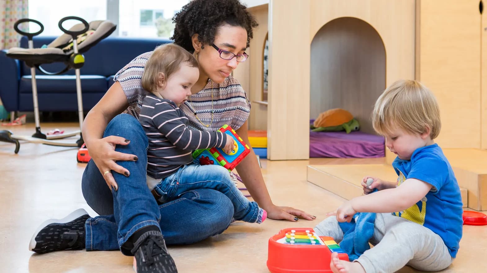Kinderen spelen samen onder begeleiding van een pedagogisch medewerker bij kinderopvang Kind&co ludens