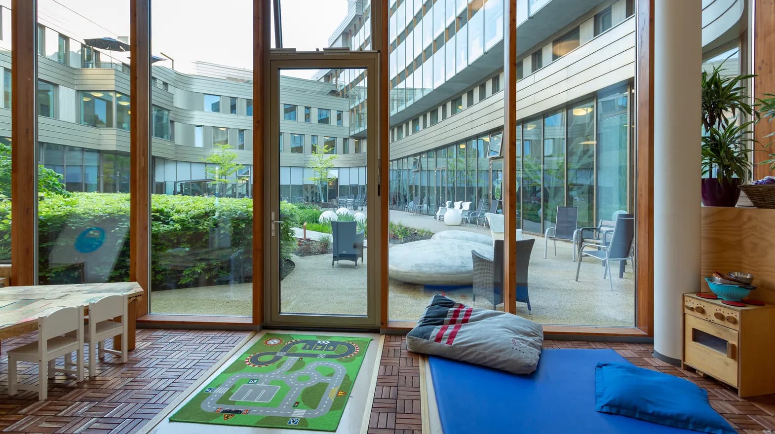 De groeps- en buitenruimte bij kinderdagverblijf Lieve en Bouwe, kinderopvang Kind&co ludens