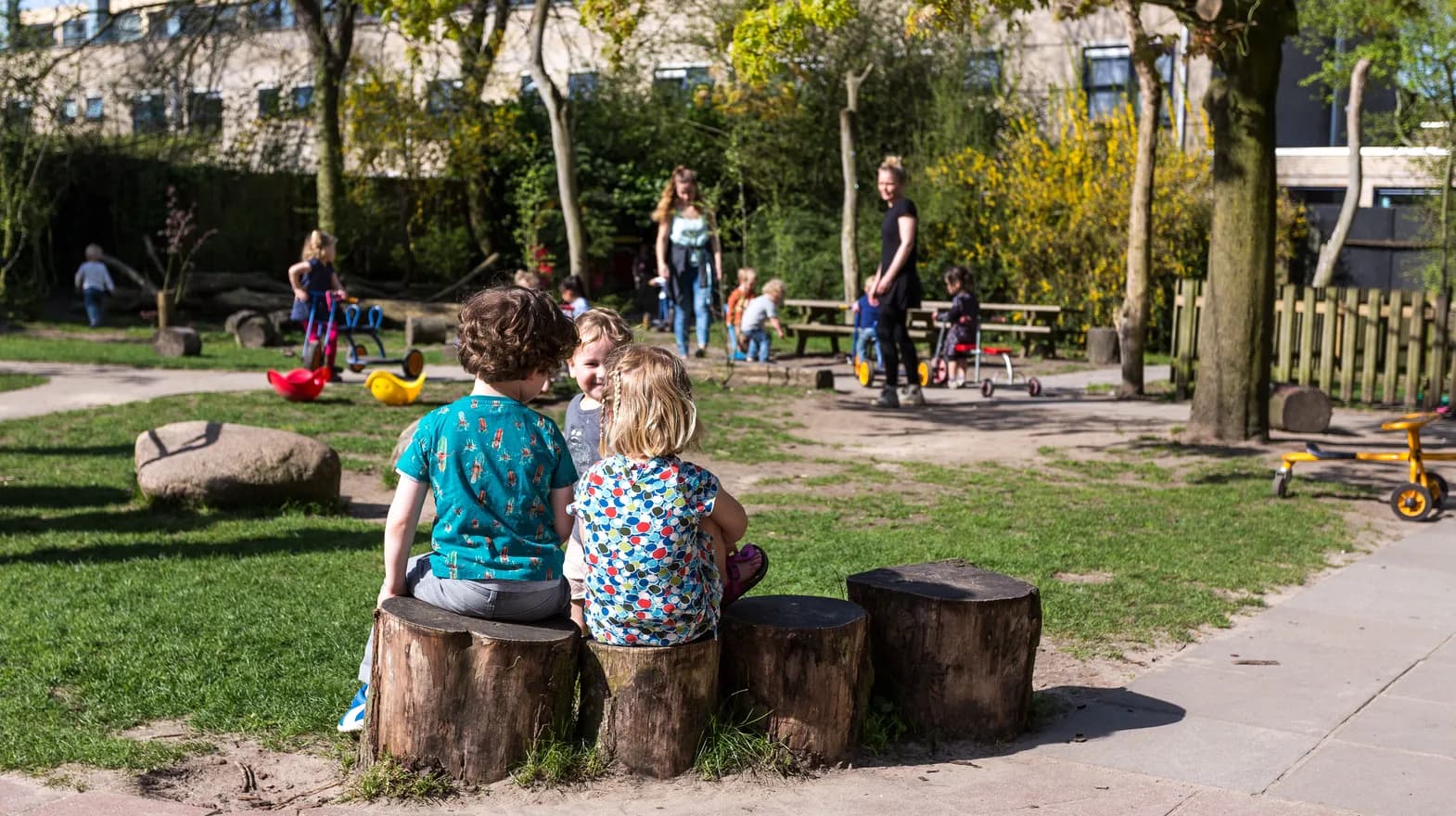 Kinderen spelen samen gezellig buiten bij kinderopvang Kind&co ludens