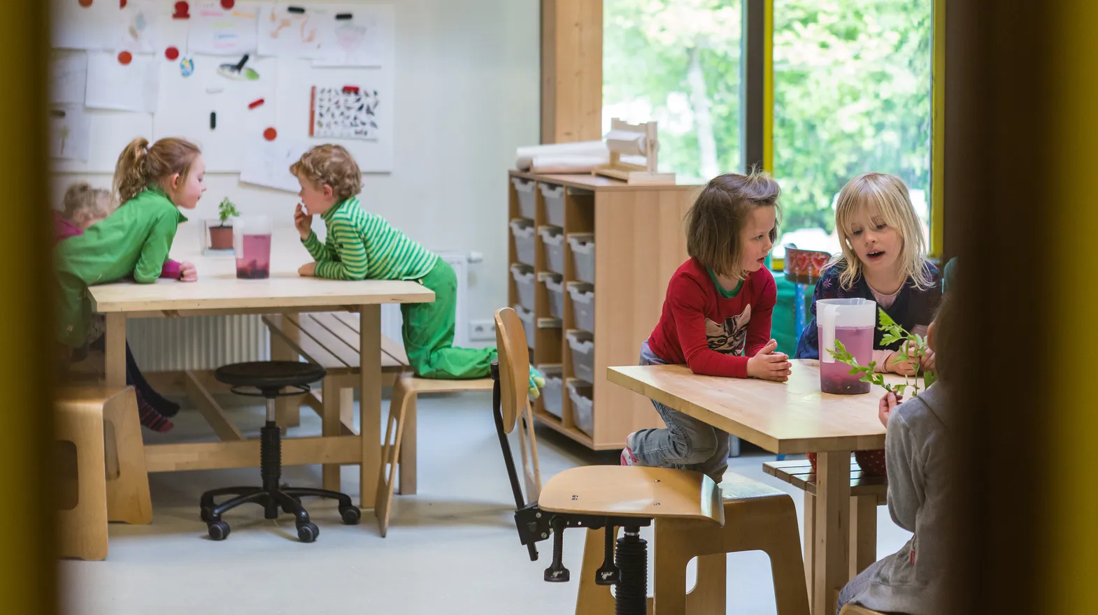 Kinderen gezellig samen in de huiskamer bij BSO Utrecht Maan van kinderopvang Kind&co ludens