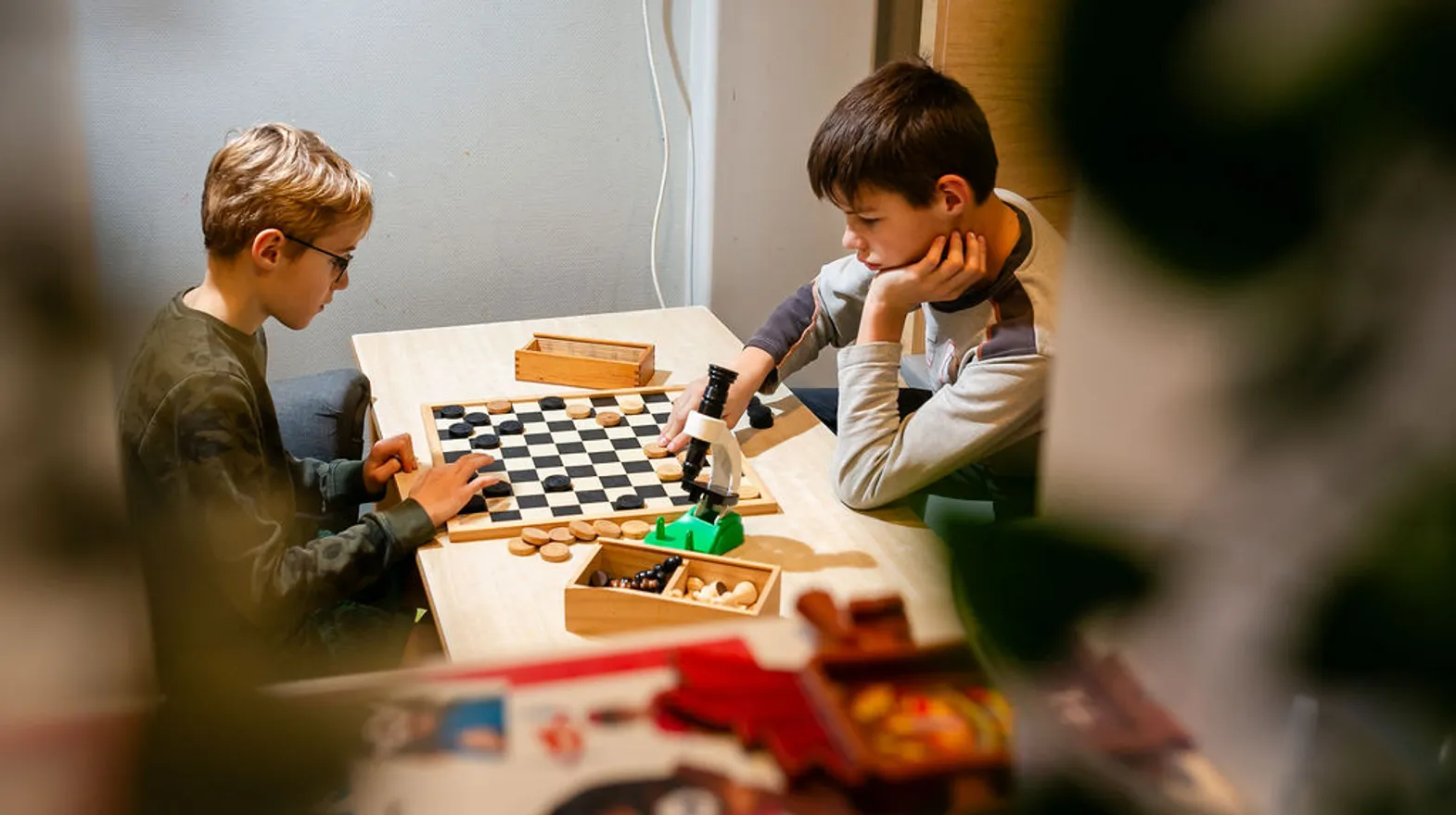 Kinderen zijn aan het dammen bij buitenschoolse opvang Odin, Kind&co Ludens