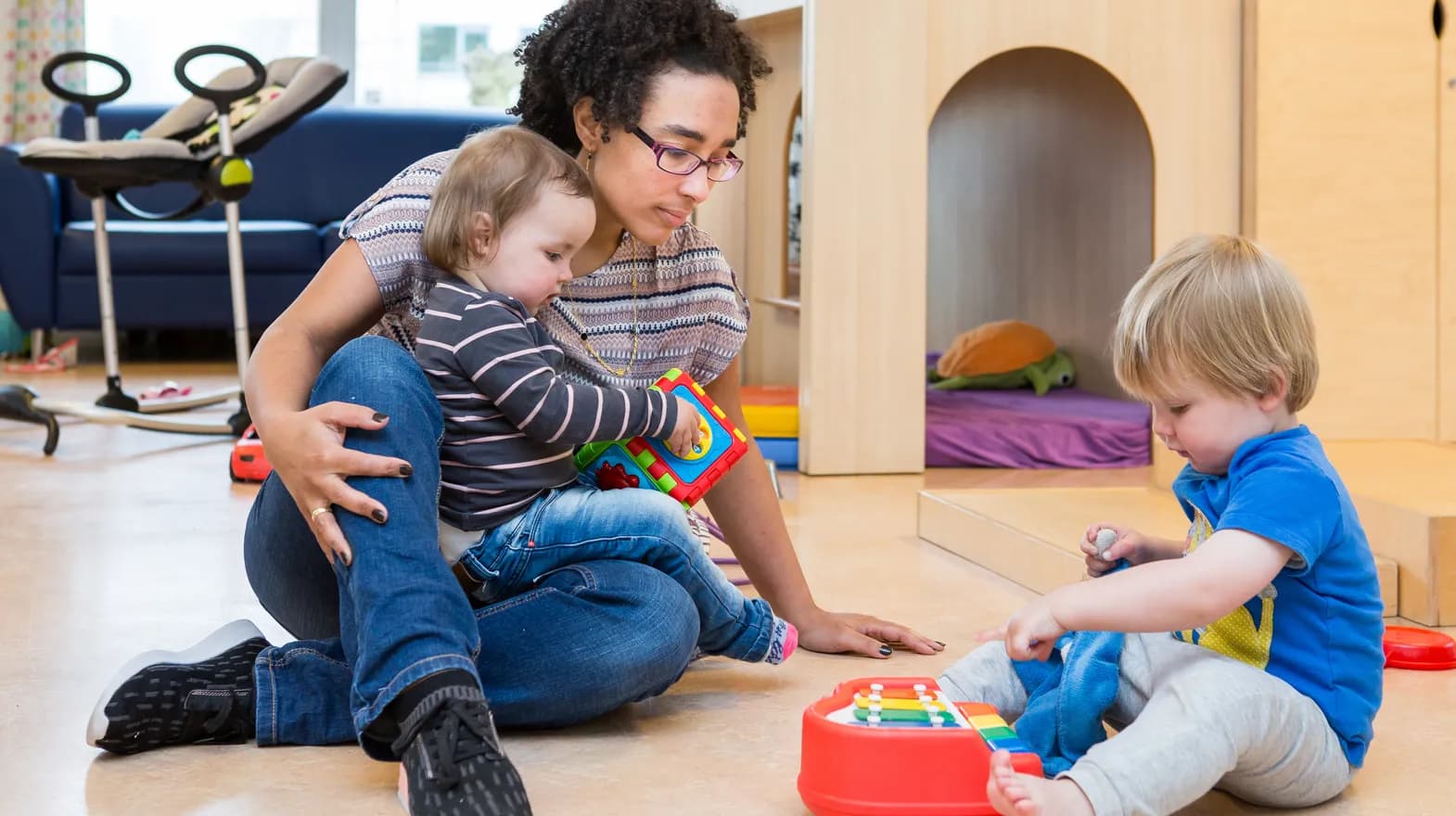 Kinderen spelen samen onder begeleiding van een pedagogisch medewerker bij kinderopvang Kind&co ludens