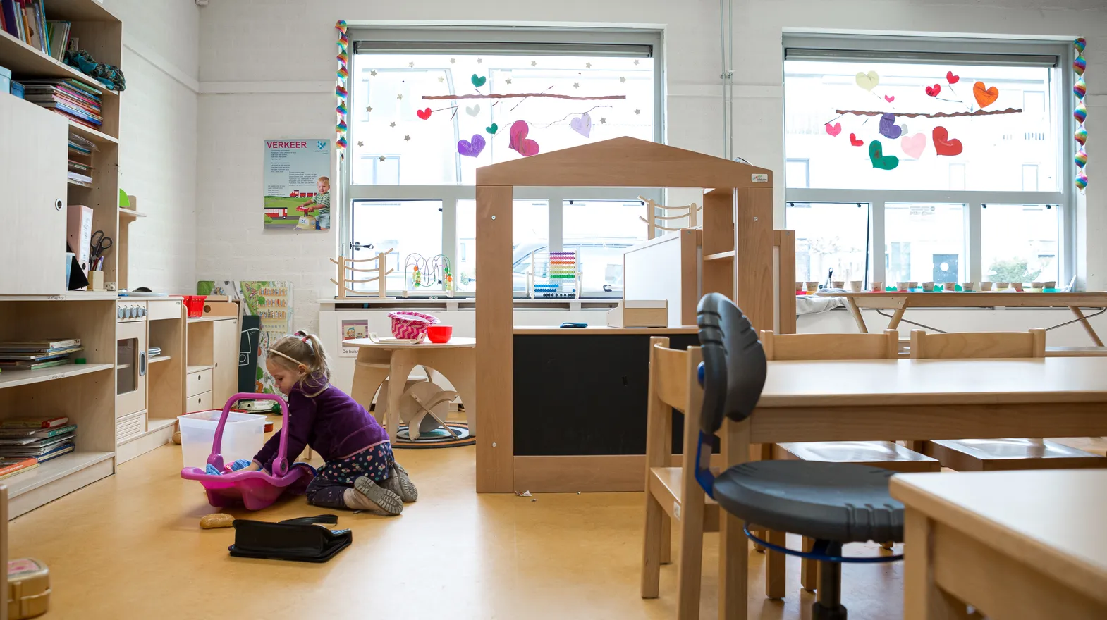 Kind speelt met pop in de groepsruimte van Peuteropvang Utrecht Pinokkio bij kinderopvang Kind&co ludens