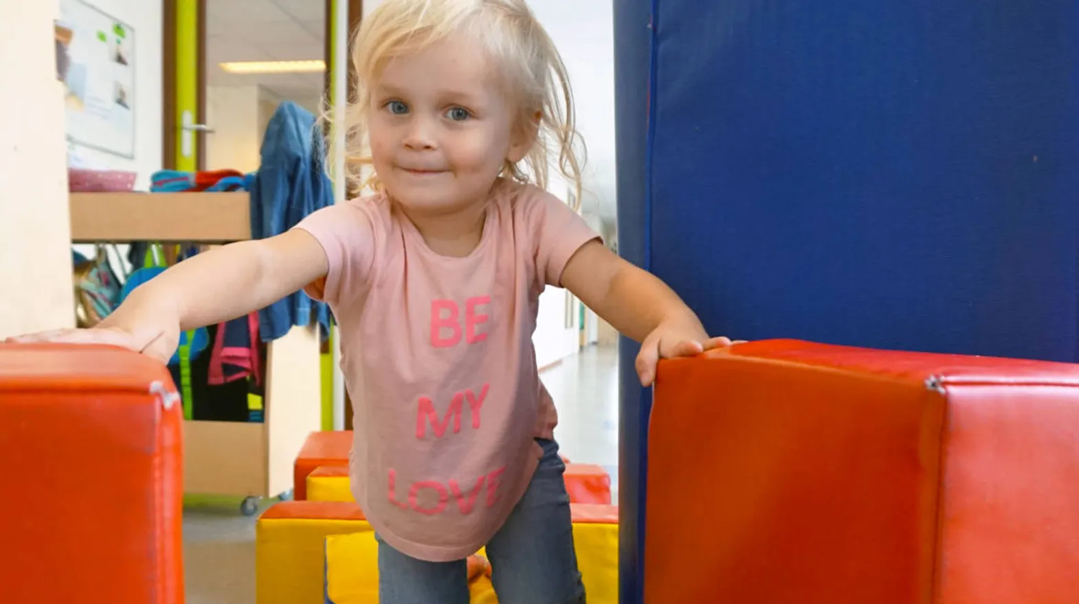 Kind aan het spelen bij Kinderdagverblijf Woerden Boomgaard van kinderopvang Kind&co ludens