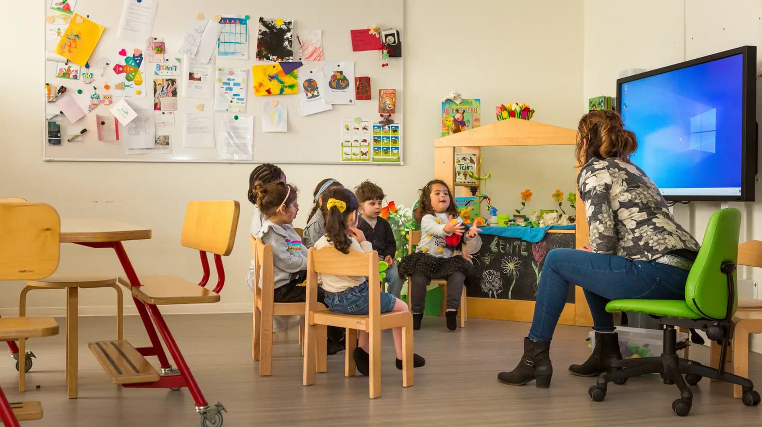 Kinderen doen een spel tijdens het kringmoment bij peuteropvang Johannes, Kind&co ludens