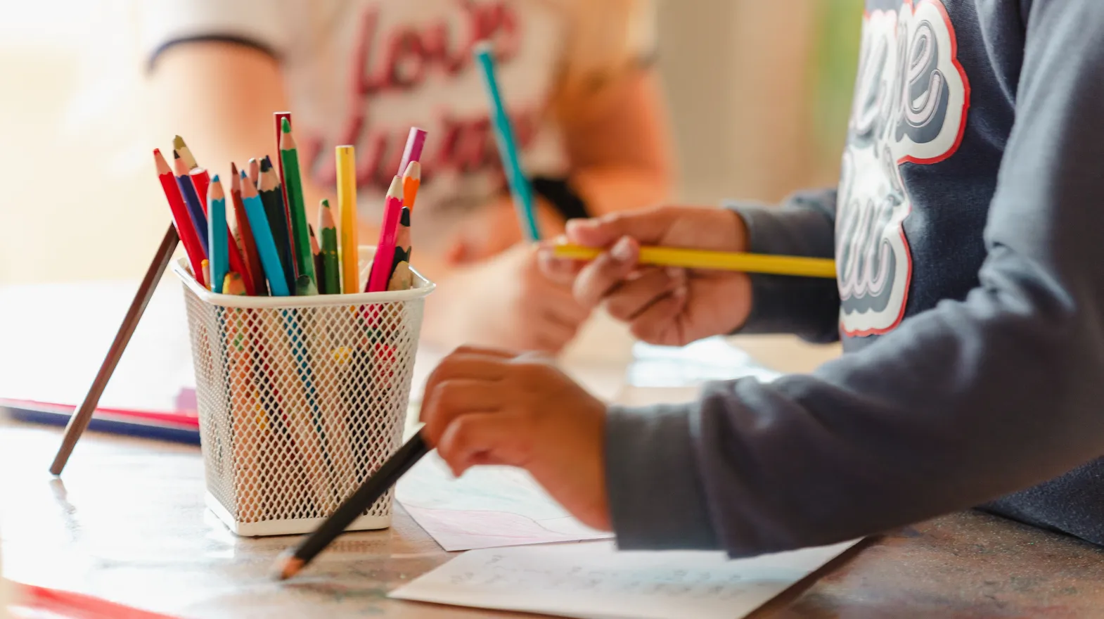 Kinderen kleuren bij BSO Utrecht  De Margriet van kinderopvang Kind&co ludens