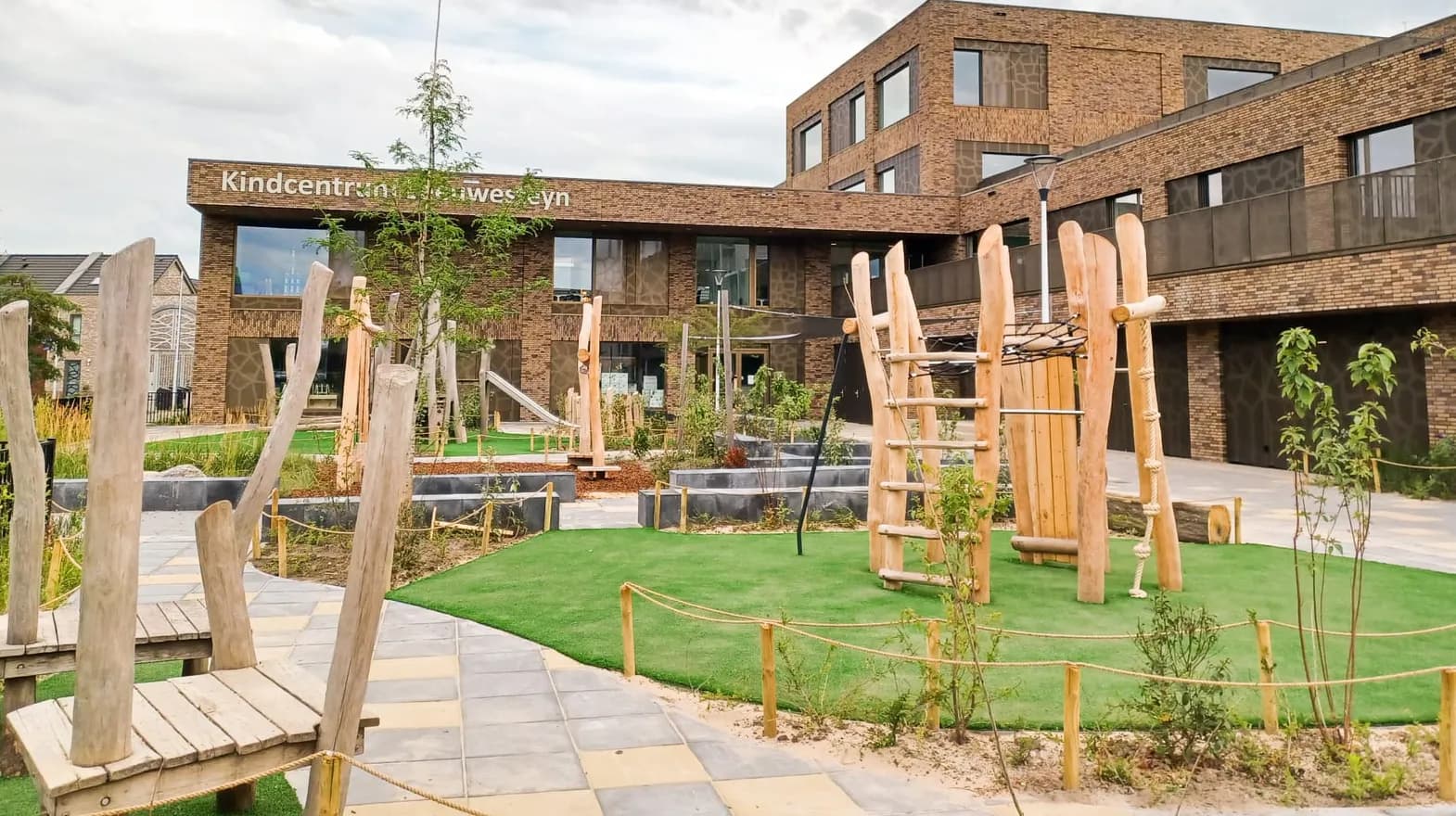 De ontdek tuin met klimtoren en glijbaan van buitenschoolse opvang Leeuwesteyn, Kinderopvang Kind&co ludens