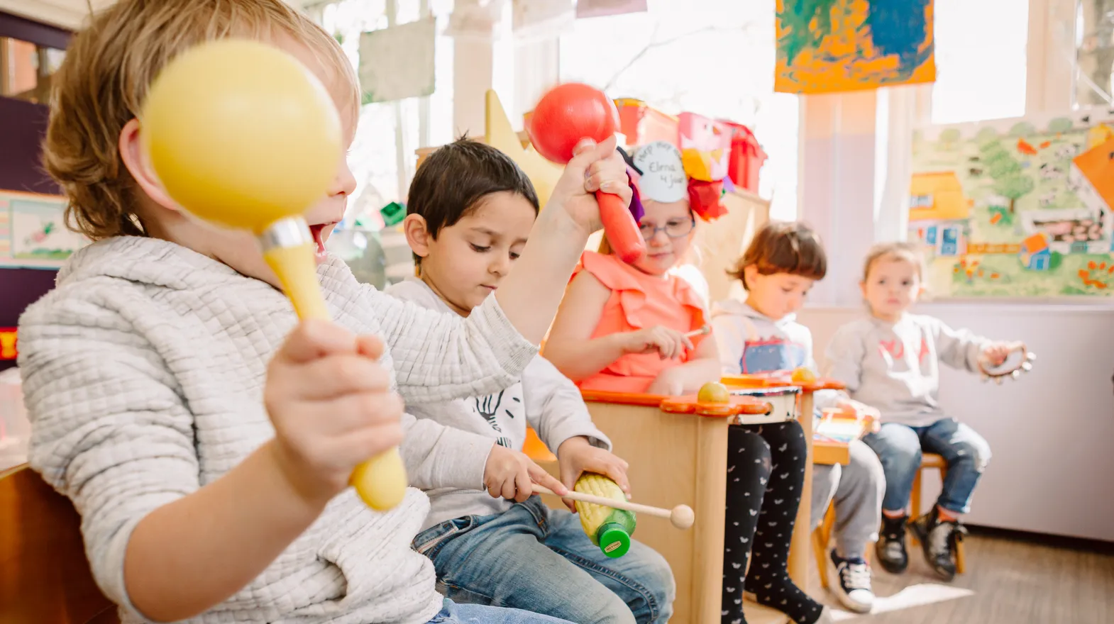 Een kind is jarig en samen wordt er muziek gemaakt bij peuteropvang De Kleine Wijzer, kinderopvang Kind&co ludens