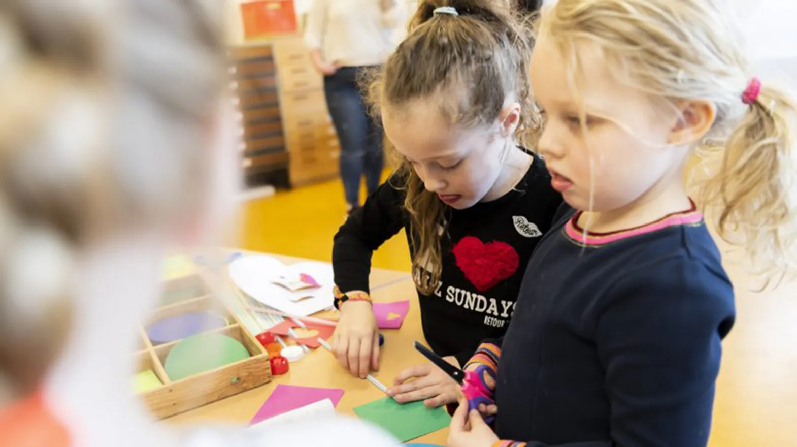 Kinderen aan het knutselen bij BSO van Dijck Bilthoven van kinderopvang Kind&co ludens