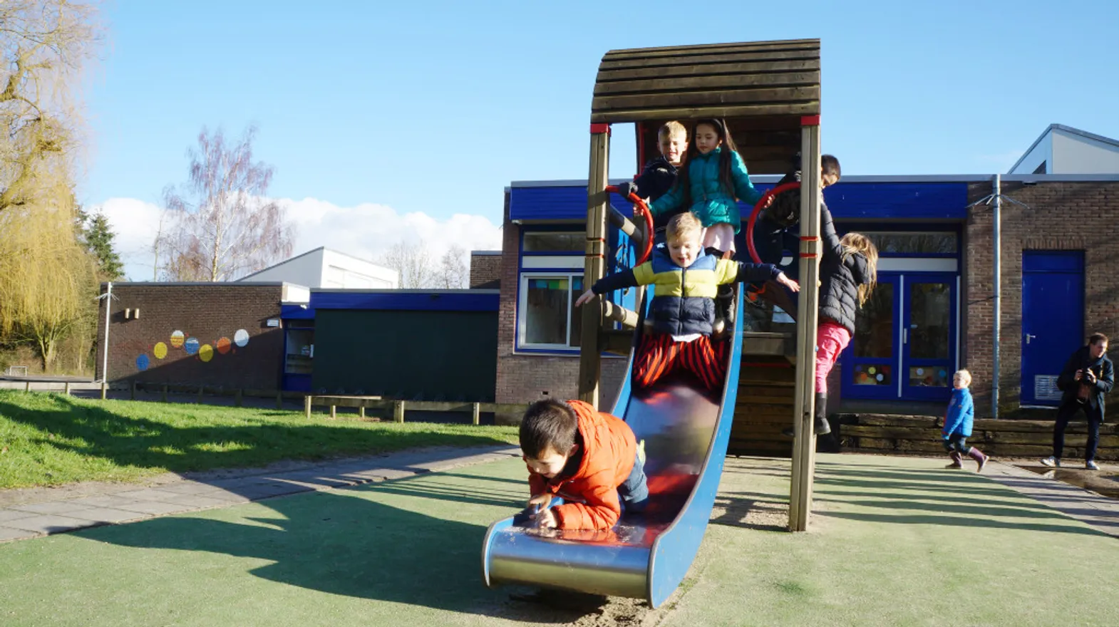 Kinderen spelen op speeltoestel bij BSO Zeist Griffensteyn van kinderopvang Kind&co ludens