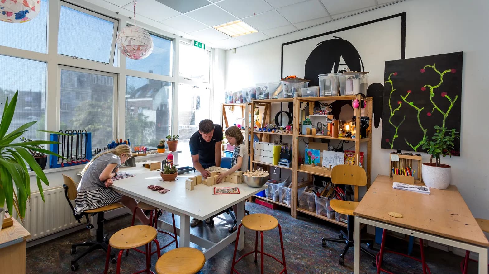 Kinderen aan het knutselen bij BSO Utrecht Kaktus van kinderopvang Kind&co ludens