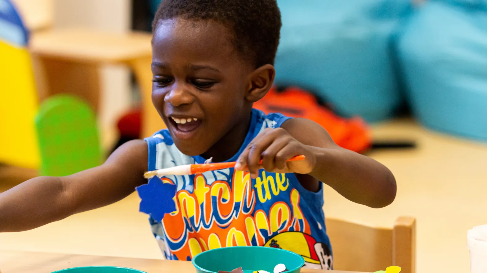 Kind op de peutergroep knutselt met lijm bij kinderopvang Kind&co ludens