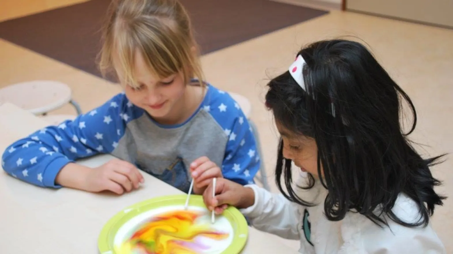 Kinderen spelen met ecoline bij buitenschoolse opvang Onder de bogen, Kind&co ludens