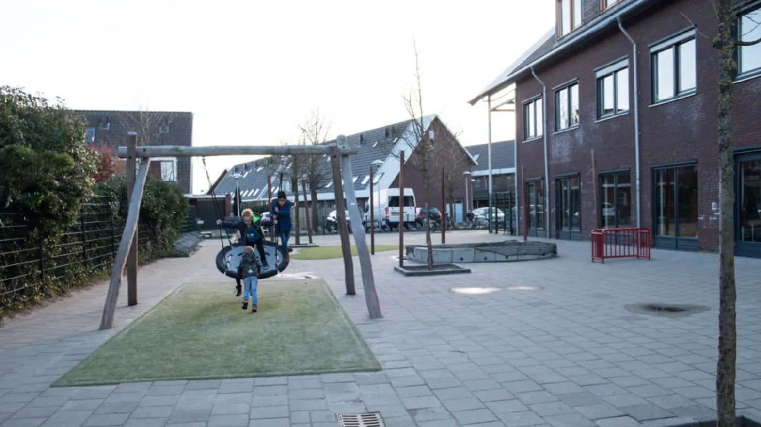 Kinderen schommelen buiten bij buitenschoolse opvang de Fonkeling, kinderopvang Kind&co ludens