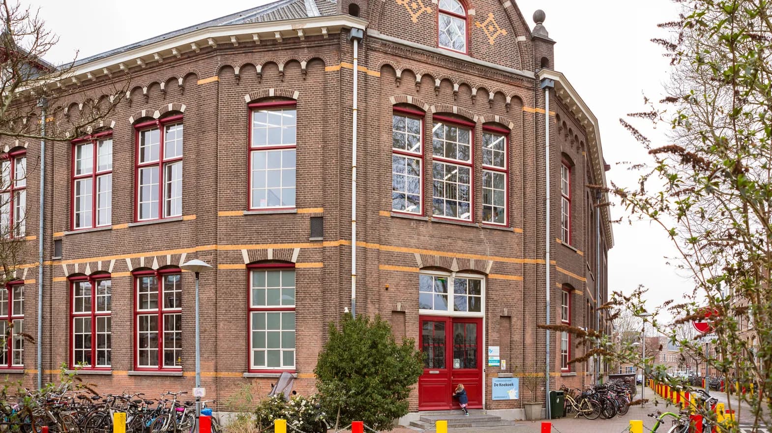 De ingang van het pand van peuteropvang Pino, Kind&co Ludens