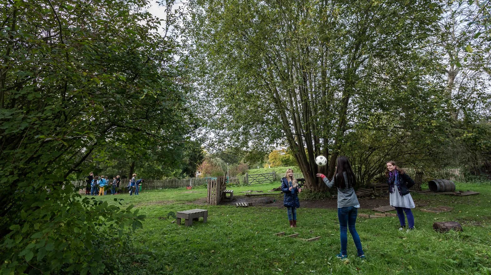 Kinderen spelen buiten bij BSO Utrecht het Fort van kinderopvang Kind&co ludens