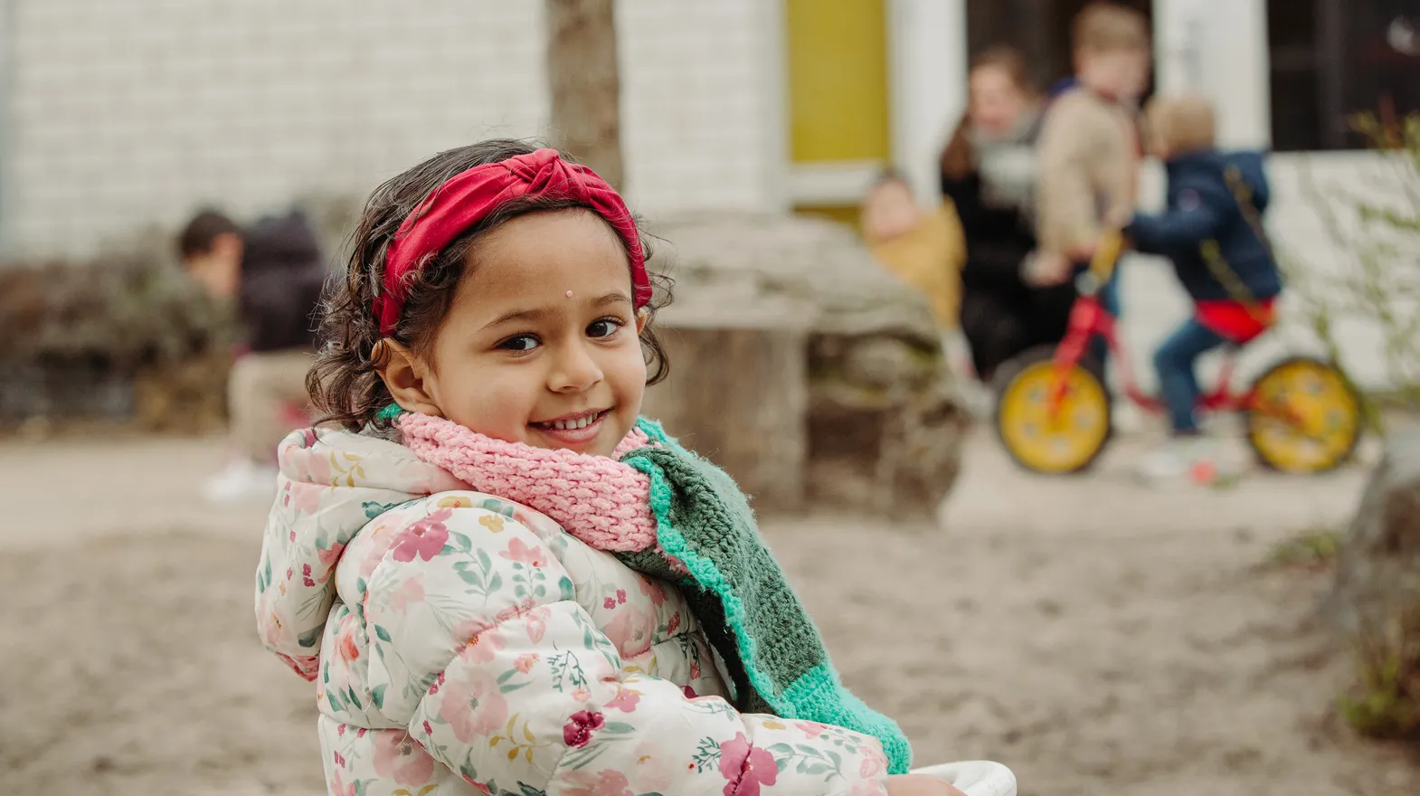 Kind van de peutergroep speelt lekker buiten bij kinderopvang Kind&co ludens
