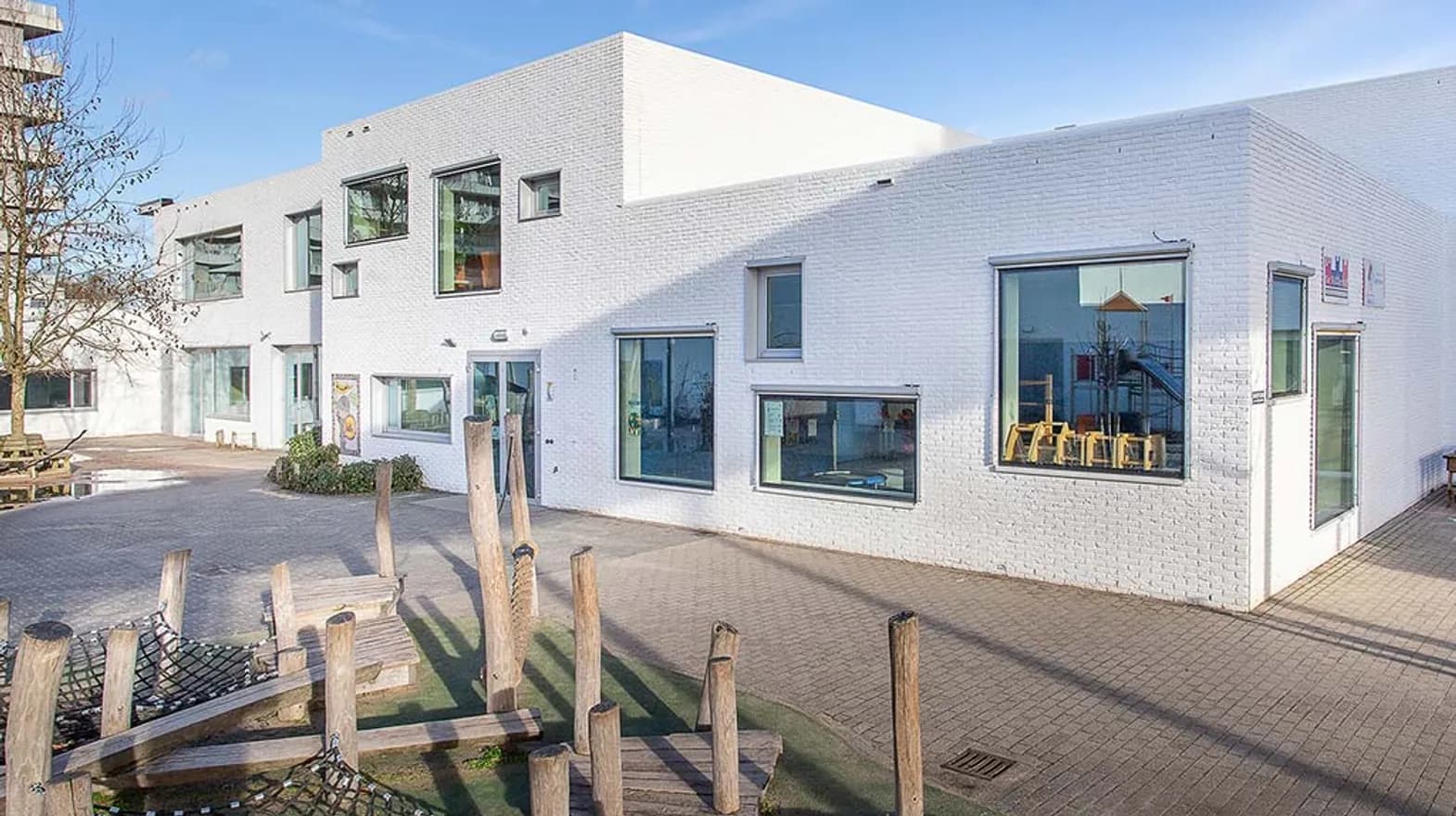 De buitenruimte van buitenschoolse opvang spoorzoekers, kinderopvang Kind&co Ludens