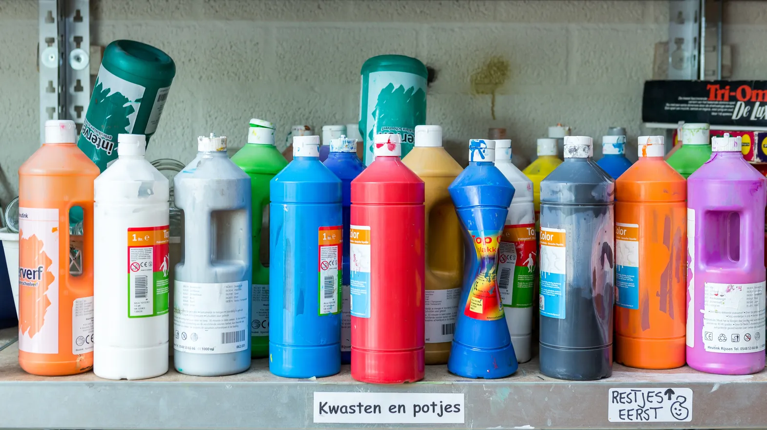 Verf in kast knutselruimte bij BSO Utrecht Bolderburen van kinderopvang Kind&co ludens