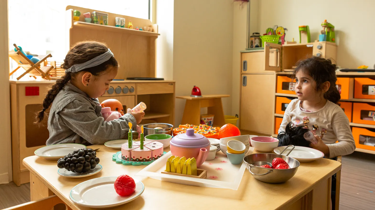 Kinderen van de peuteropvang spelen samen in de huishoek bij kinderopvang Kind&co ludens