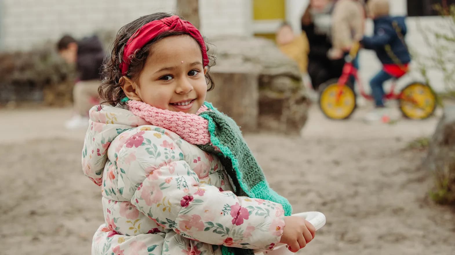 Kind van de peutergroep speelt lekker buiten bij kinderopvang Kind&co ludens