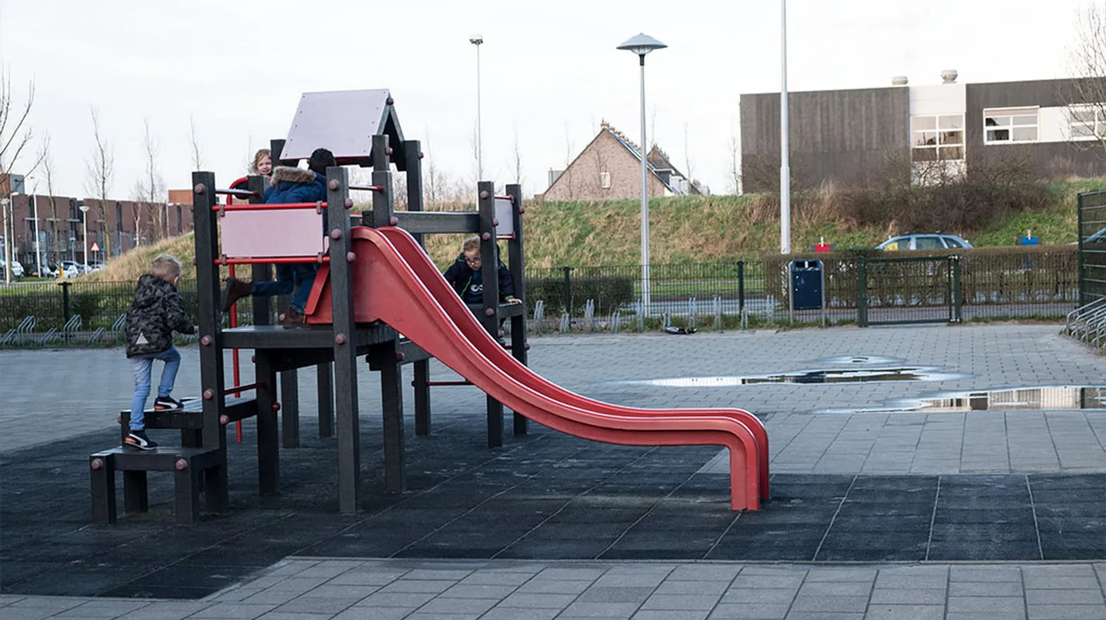 Kinderen klimmen buiten op klimrek bij buitenschoolse opvang de Fonkeling, kinderopvang Kind&co ludens