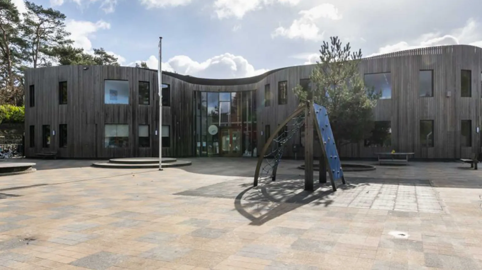 Gebouw en buitenruimte van peuteropvang Theresia in Bilthoven bij kinderopvang Kind&co ludens