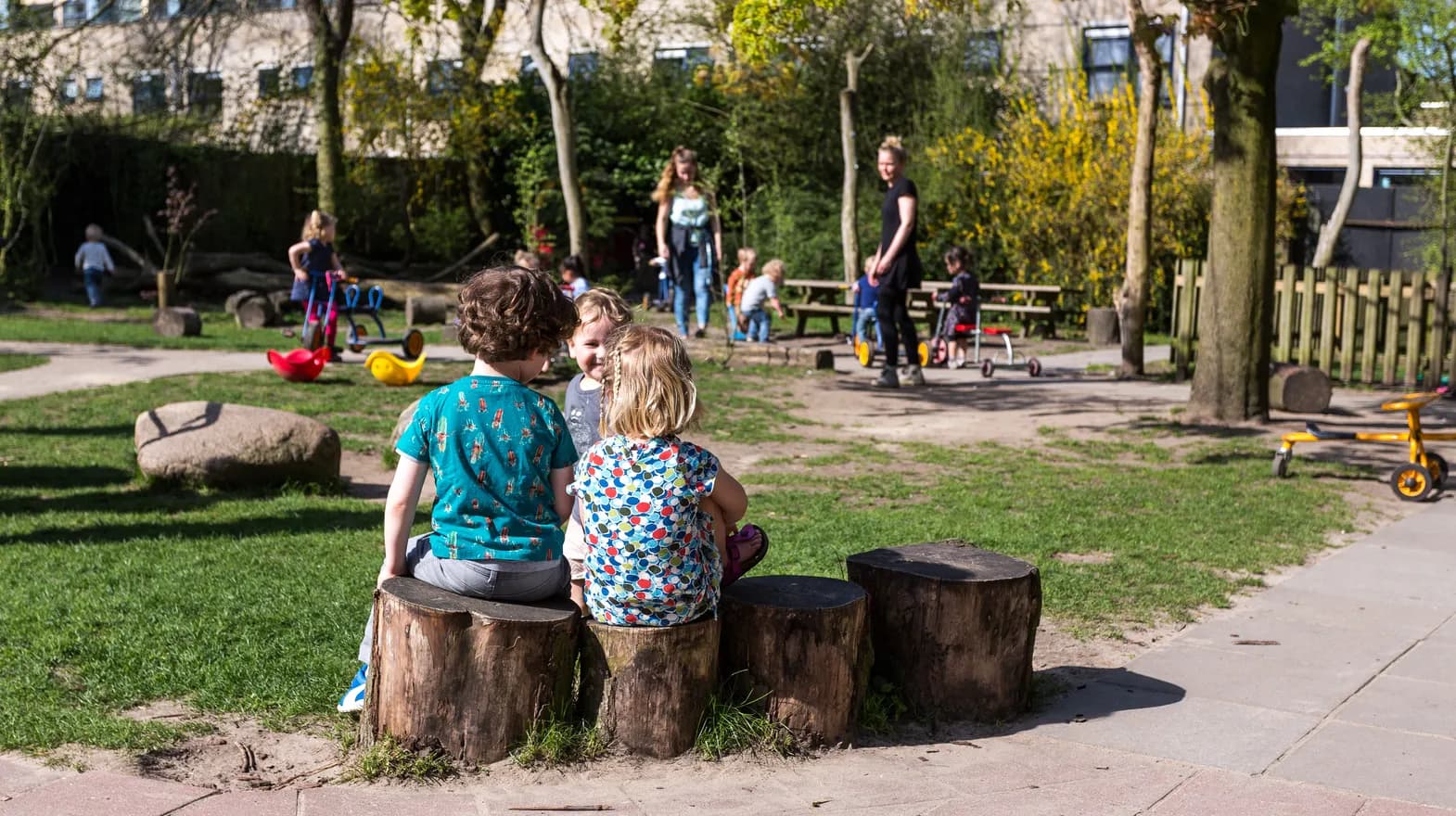Kinderen spelen samen gezellig buiten bij kinderopvang Kind&co ludens