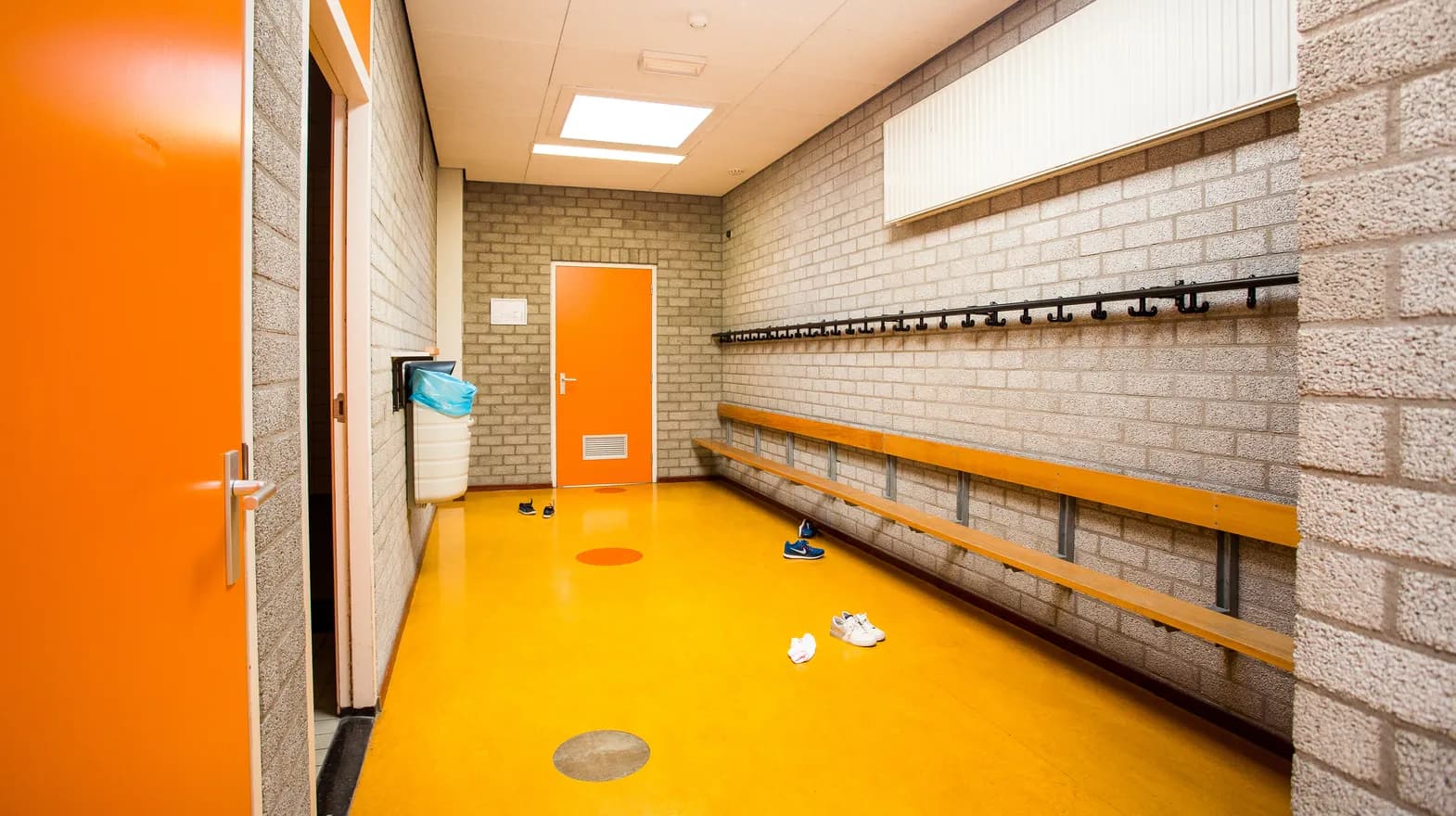 De kleedkamer bij de gymzaal van buitenschoolse opvang Maanvis, kinderopvang Kind&co Ludens